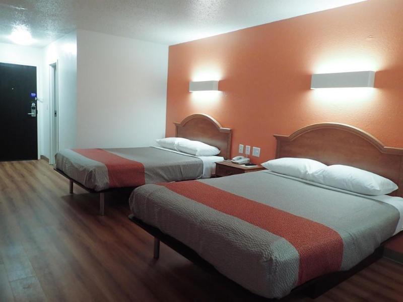 Hotel Red Lion & Pontoon 2*
