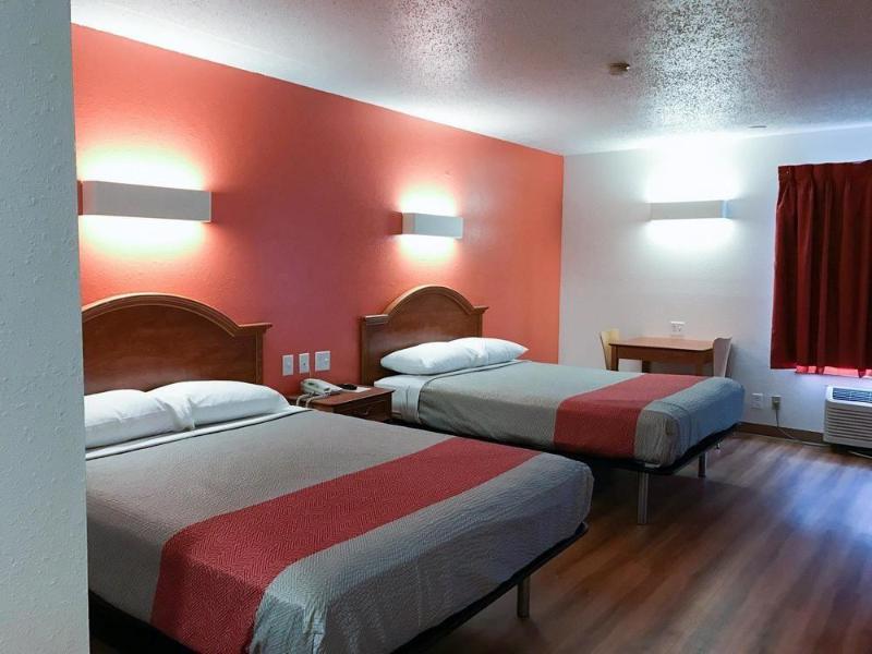 Hotel Red Lion & Pontoon 2*