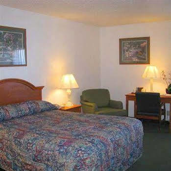 Red Lion & Pontoon Hotel